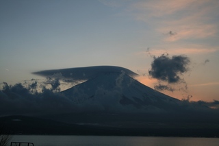 2月12日傘雲と富士山.jpg
