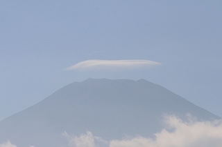 9月21日富士山頂と傘雲.jpg